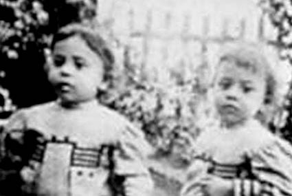 عماد حمدي‎ وتوأمه عبد الرحمن في مرحلة الطفولة