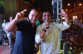 إيهاب توفيق يشير بعلامة السيسي