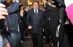 استقبال حافل للفنان عادل إمام قبل حضور حفل تكريمه عن مسلسل "العراف"