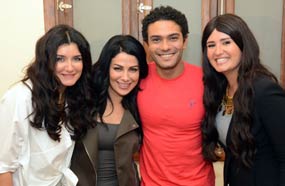 آسر ياسين يتوسط هنا شيحة وصبا مبارك وغادة عادل في الاحتفال بانتهاء تصوير &quot;العهد&quot;