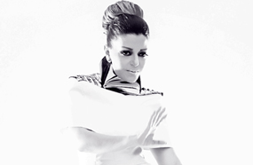 هل خطرت في بالك إحداهم وأنت تشاهد تلك الصور؟ الديفا لم تقصد تقليد أحد، هي فقط تريد التنوع والتألق في أكثر من شكل