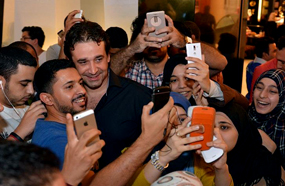 كريم عبد العزيز يلتقط Selfie مع معجبيه في دبي