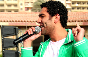 محمد الكيلانى وسط اندماجه في الغناء