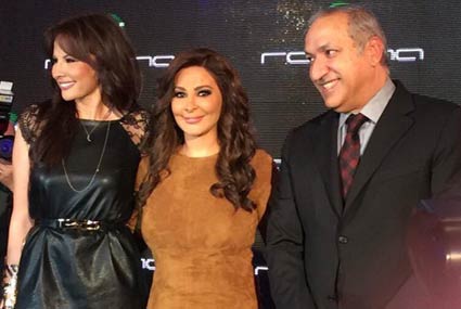 إليسا تتوسط سالم الهندي وجومانا بو عيد في مؤتمر تجديد تعاقدها