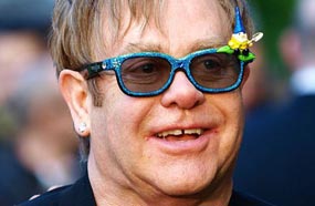 إيلتون جون يشترط غرفة لنظاراته