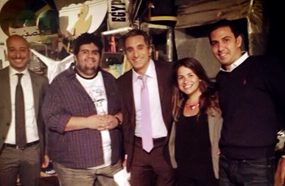 إنجي وجدان وزوجها مع باسم يوسف وأيمن وتار وخالد منصور