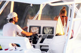 أنريكي إجلاسيس يقود يخت خاص بصحبة صديقته آنا كورنيكوفا‎