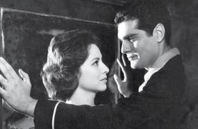 عمر الشريف وفاتن حمامة في لقطة من &quot;نهر الحب&quot;