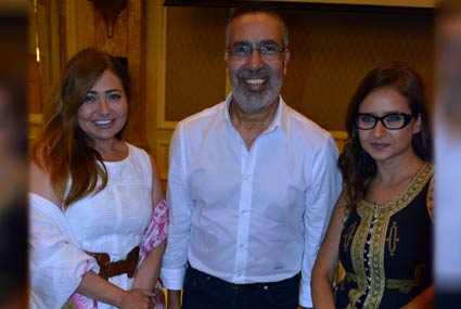 مدحت العدل يتوسط نيللي كريم وليلى علوي