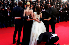 الصحفي الأوكراني يدخل رأسه أسفل فستان أمريكا فيراري 