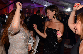 دينا ترقص مع فيفي عبده وإنجي علي