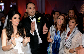 أصالة وكندة مع العروسان