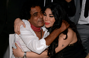 محمد منير يقبل غادة إبراهيم