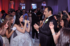 هنادي وشادي في لقطة أثناء حفل زفافهما