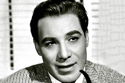 (في الفن زمان) بالصور- فريد شوقي يقضي إجازته مع بناته على شاطئ المعمورة