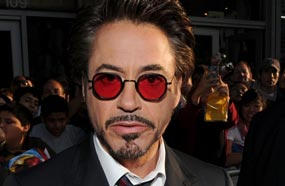 بين المخدرات والاعتقال وقاعات المحاكم، كان لا يمكن لأحد أن يتنبأ بأن روبرت داوني سيعود مرة أخرى للارتقاء ليصبح واحدًا من أعلى ممثلي العالم أجرًا، ليس فقط من أجل صناعة شخصية البطل Iron Man، ولكن أيضًا من أجل بطولاته الناجحة المتكررة في Tropic Thunder، وSherlock Holmes التي تمكنت من تحقيق نجاح كبير.