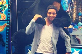 أحمد جمال في لقطة عفوية مع دب دمية