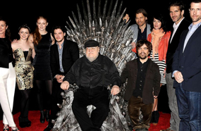 أبطال مسلسل &quot;لعبة العروش&quot; مع المؤلف جورج آر آر مارتن