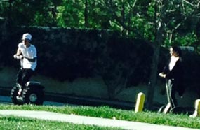 سيلينا وجستين يقودان السيجواي معا