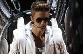 جستين بيبر بجناحين في جولته &quot;Believe &quot;