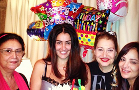 غادة تتوسط أصدقائها