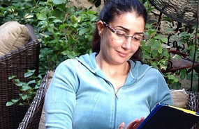 غادة مع الشيشة