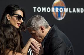 جورج كلوني يقبل يد زوجته أمل في افتتاح فيلمه Tomorrowland