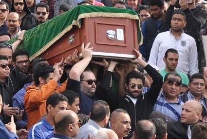 كريم ومحمد محمود عبد العزيز يحملان نعش والدهما محمود عبد العزيز 