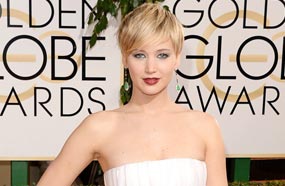 جينفر لورانس الفائزة بجائزة أفضل ممثلة مساعدة عن دورها في فيلم "American Hustle"، حرصت على الظهور في صورة ملائكية في فستانها الأبيض من تصميم "ديور" وحقيبة "Roger Vivier".