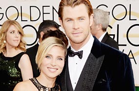 كريم هيمسوورث وزوجته إليسا يستعرضان بطنها لابنهما الطبيعي الأول ، فهما متبنيان طفل من عدة سنوات  