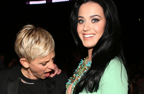 إيلين ديجنريس تنظر لفتحة فستان كاتي بيري