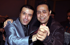 رقصة حكيم ومصطفى كامل في الحفل