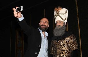 هاليت أرجنتش يلتقط Selfie مع تمثال &quot;السلطان سليمان&quot;