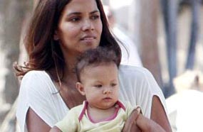 لبنجمة السمراء هال بيري