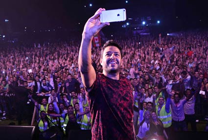 محمد حماقى يلتقط صورة Selfie مع الجمهور