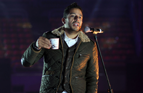 محمد حماقي يجري عملية الإحماء لصوته قبل بدء البروفات النهائية