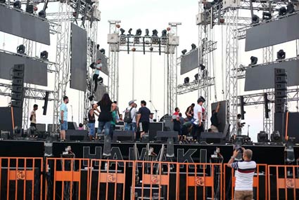 الاستعدادات الاخيرة لحفل النجم حماقي بالعين السخنة