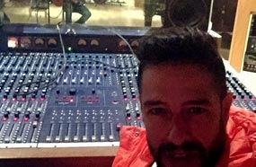 محمد حماقي في الاستوديو في إسبانيا