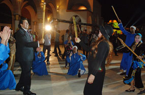 هاني يرقص مع فيفي بالعصا لإفشاء السلام من مصر