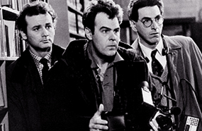 هارولد راميس على اليمين وبيل موري على اليسار في لقطة من كواليس &quot;صائدو الأشباح&quot;