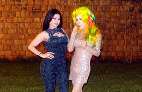 حاول الممثل الكوميدي باسم فغالي تقليد المغنية العالمية ليدي جاجا والتقطت هيفاء صورة معه