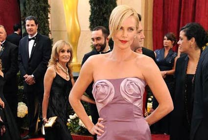 الممثلة الأمريكية تشارليز ثيرون  في أوسكار عام 2010