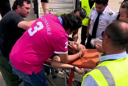 هاني رمزي وعصام الحضري يحاولون إفاقة محمد زيدان بعد مقلب &quot;هبوط اضطراري&quot;