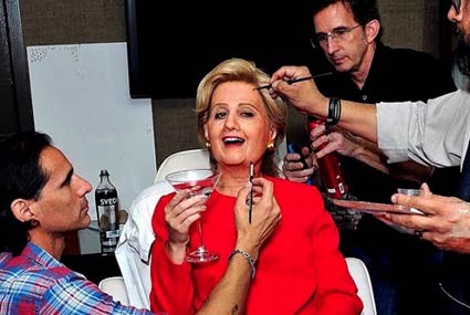 كاتي بيري تتنكر في شخصية هيلاري كلينتون