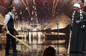 حلمي يرقص مع القناوي بالعصا