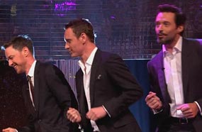 هيو جاكمان يرقص مع مايكل فاسبندر وجيمس مكافوي 