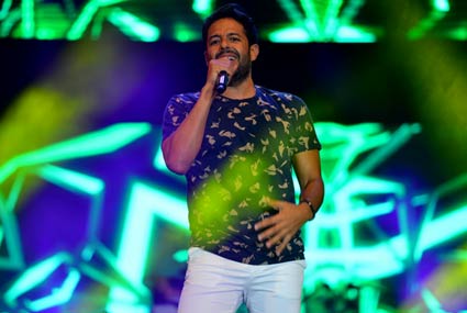 محمد حماقي افتتح حفله بأغنية "فات"