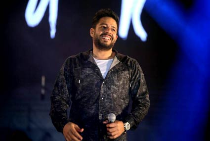 حماقى يبدأ حفلة في الصالة المغطاه