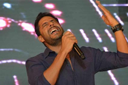 محمد حماقي أطل بنفس الثياب التي ارتداها في كليبه الأخير "أجمل يوم"