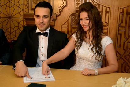 العروسان ولحظة "البصمة"